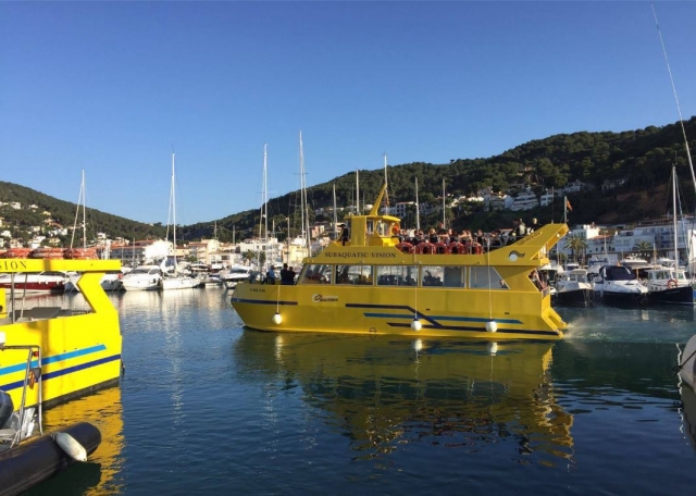 Barco con vision subacuatica